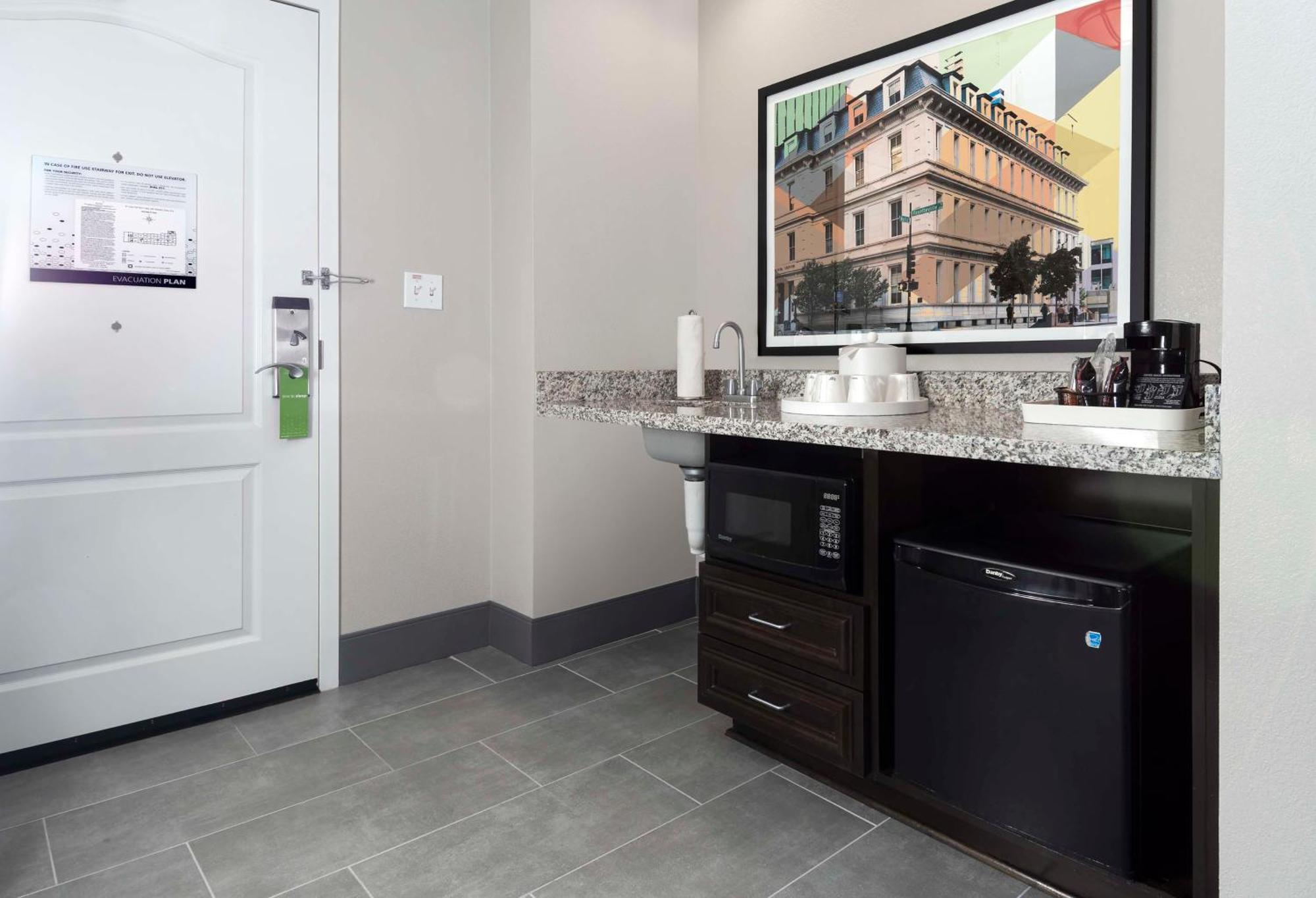Hampton Inn & Suites - Raleigh Downtown Екстериор снимка