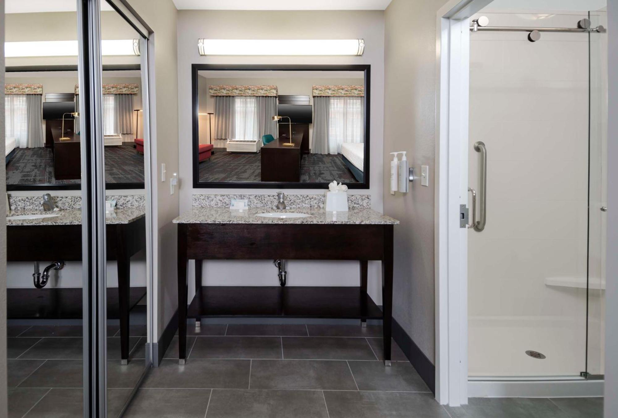 Hampton Inn & Suites - Raleigh Downtown Екстериор снимка