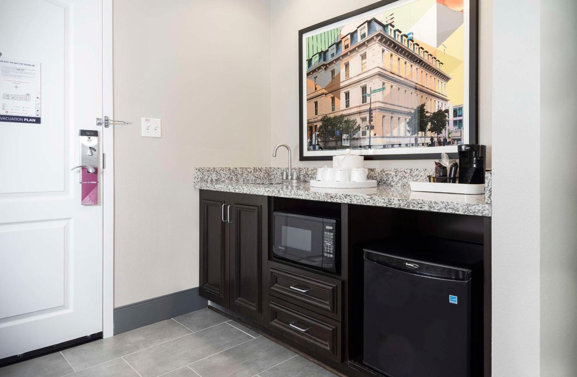Hampton Inn & Suites - Raleigh Downtown Екстериор снимка